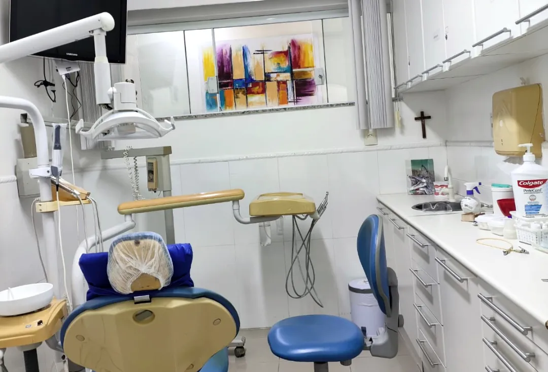 Consultório com cadeira odontológica e armários